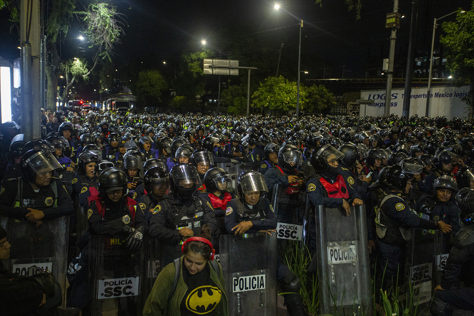 Madres buscadoras bloquean Calzada de Tlalpan y marchan hacia el Estadio Azteca a un día de la inauguración del Mundial