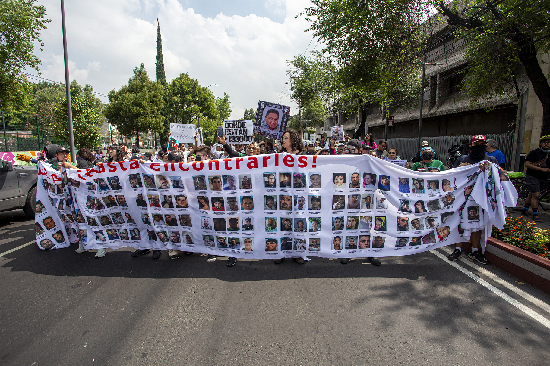 Madres buscadoras realizan un pase de lista frente al cerco policial en las inmediaciones del Estadio Azteca durante la inauguración del Mundial 2026. Foto: Somoselmedio