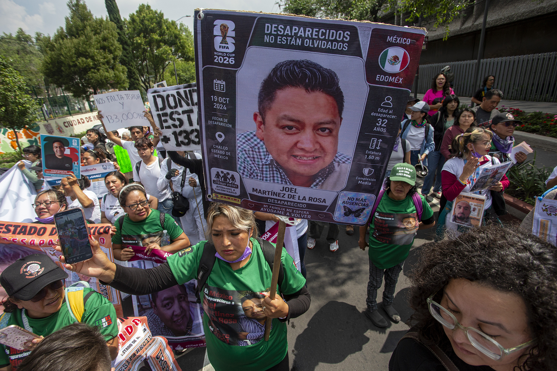 Madres buscadoras realizan un pase de lista frente al cerco policial en las inmediaciones del Estadio Azteca durante la inauguración del Mundial 2026. Foto: Somoselmedio