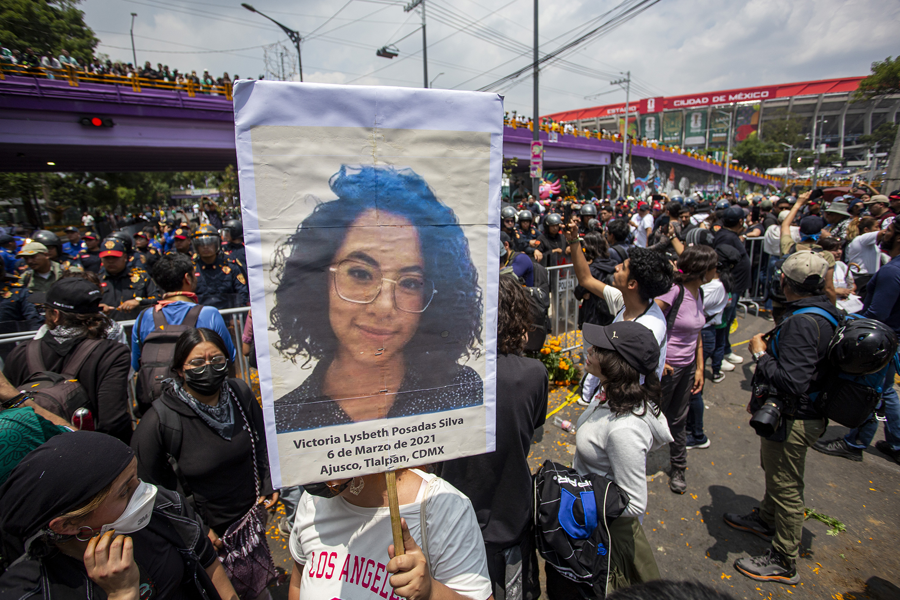 Madres buscadoras realizan un pase de lista frente al cerco policial en las inmediaciones del Estadio Azteca durante la inauguración del Mundial 2026. Foto: Somoselmedio