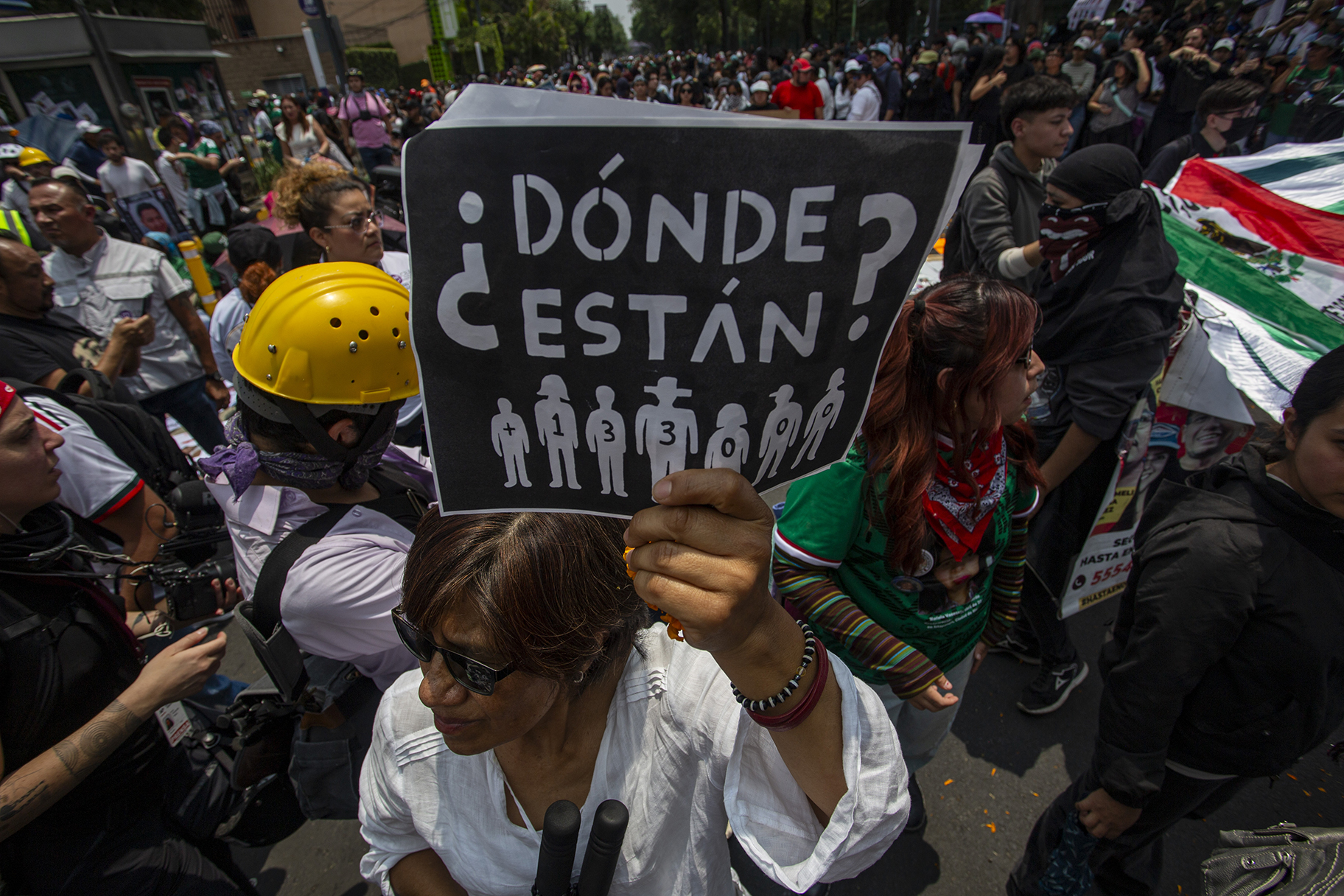 Madres buscadoras realizan un pase de lista frente al cerco policial en las inmediaciones del Estadio Azteca durante la inauguración del Mundial 2026. Foto: Somoselmedio