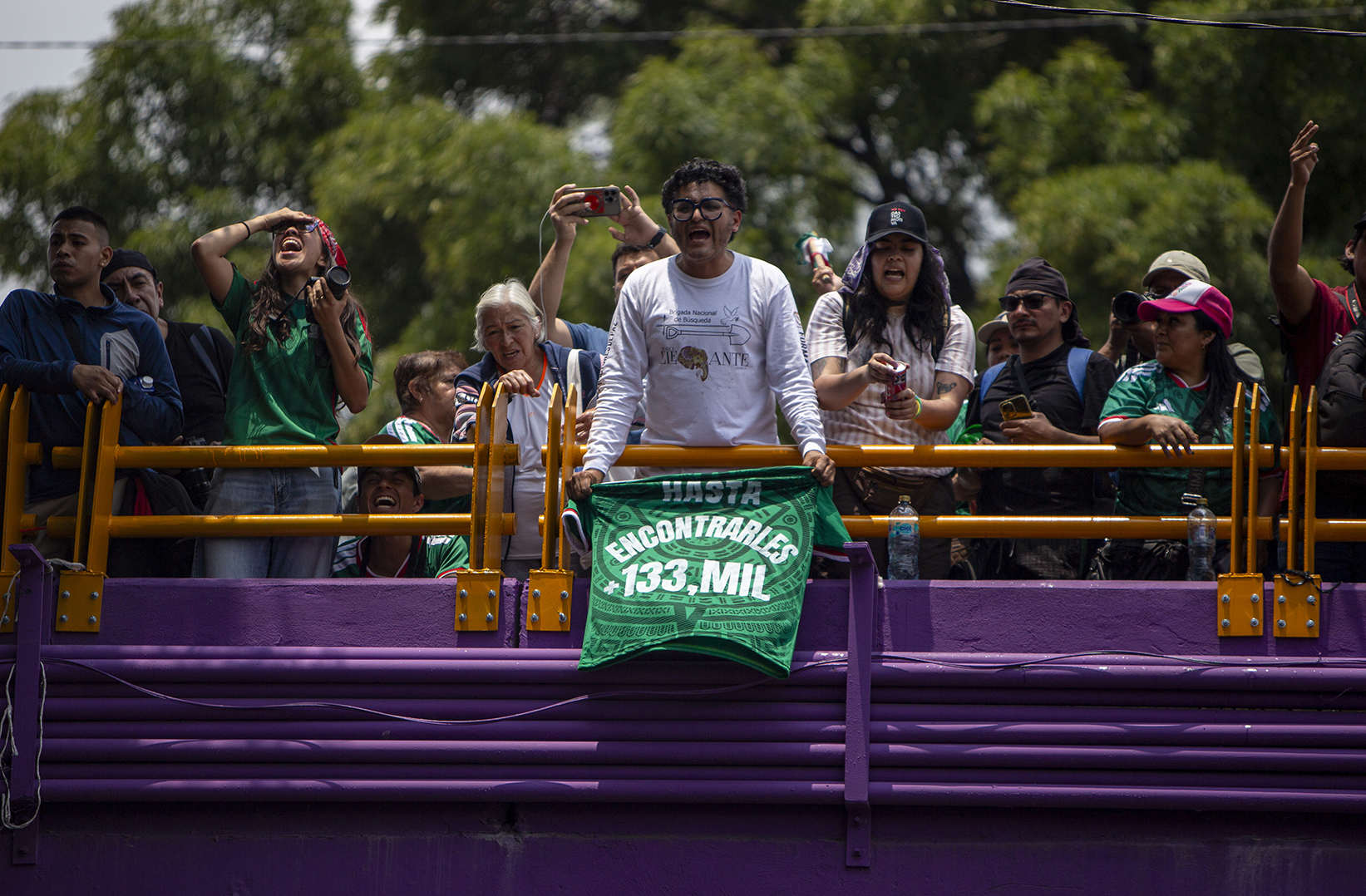 Madres buscadoras realizan un pase de lista frente al cerco policial en las inmediaciones del Estadio Azteca durante la inauguración del Mundial 2026. Foto: Somoselmedio