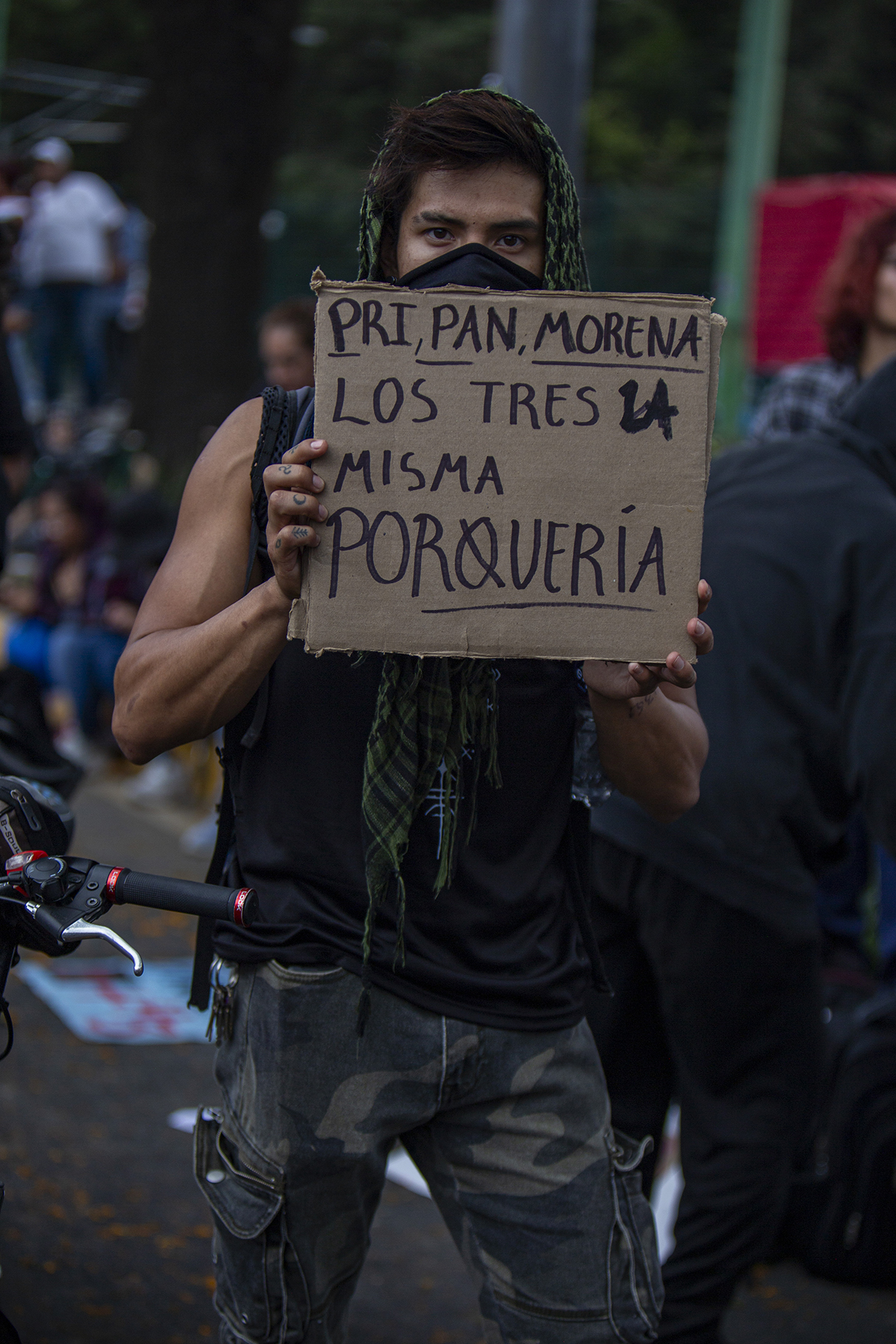 Madres buscadoras realizan un pase de lista frente al cerco policial en las inmediaciones del Estadio Azteca durante la inauguración del Mundial 2026. Foto: Somoselmedio