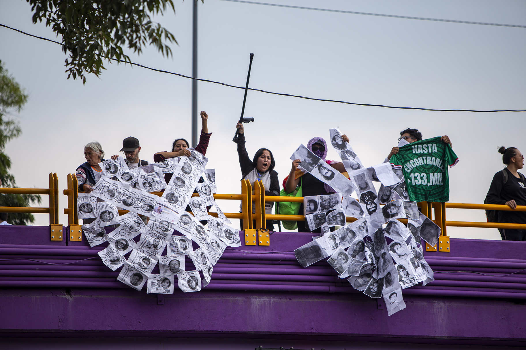 Madres buscadoras realizan un pase de lista frente al cerco policial en las inmediaciones del Estadio Azteca durante la inauguración del Mundial 2026. Foto: Somoselmedio