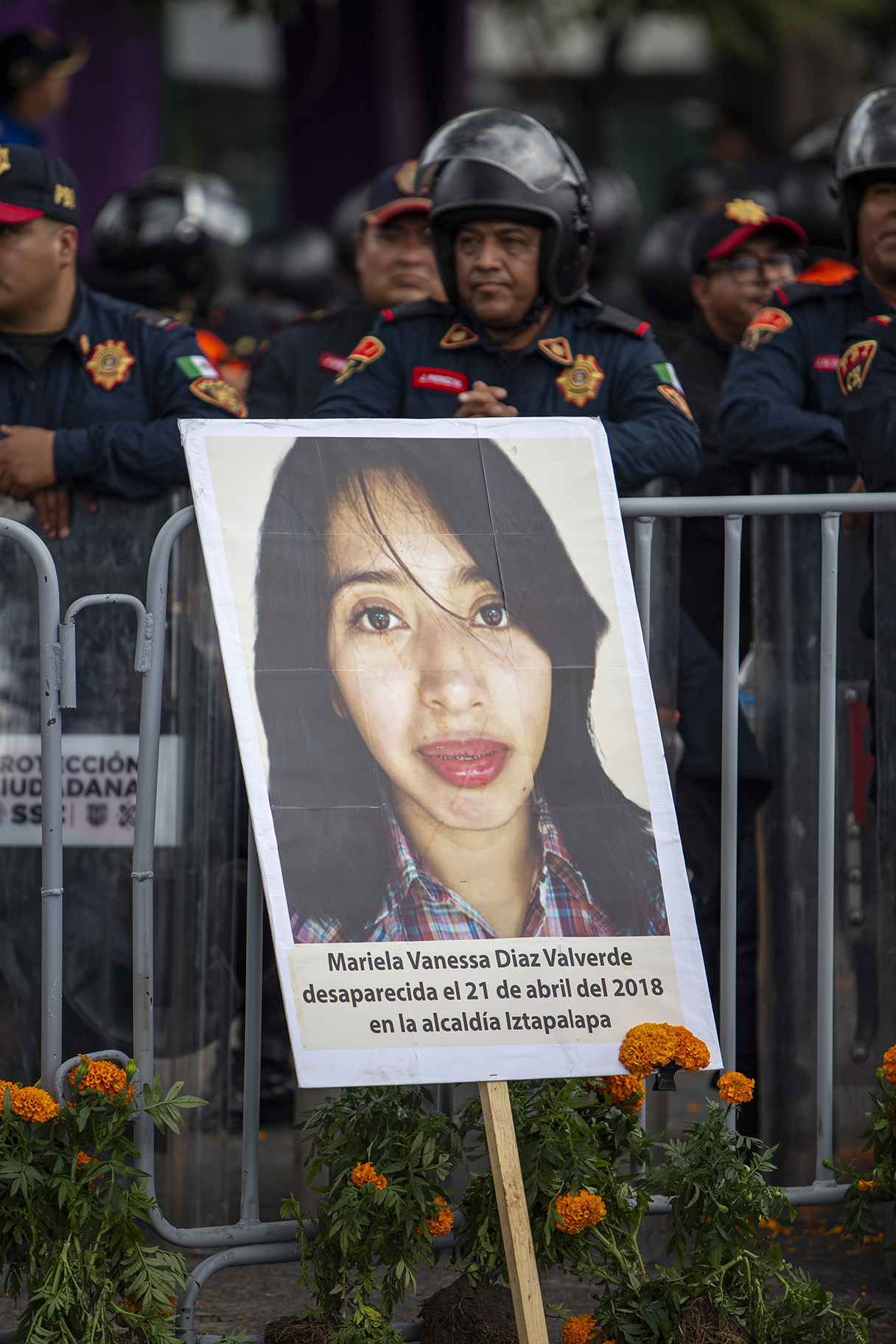 Madres buscadoras realizan un pase de lista frente al cerco policial en las inmediaciones del Estadio Azteca durante la inauguración del Mundial 2026. Foto: Somoselmedio