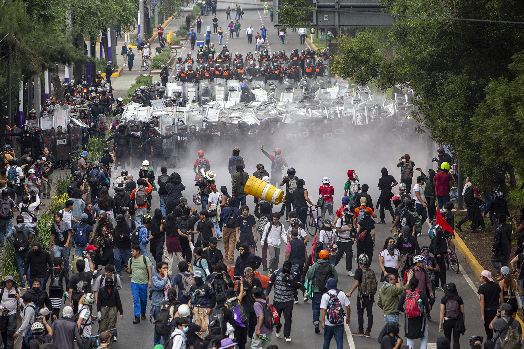 Madres buscadoras realizan un pase de lista frente al cerco policial en las inmediaciones del Estadio Azteca durante la inauguración del Mundial 2026. Foto: Somoselmedio