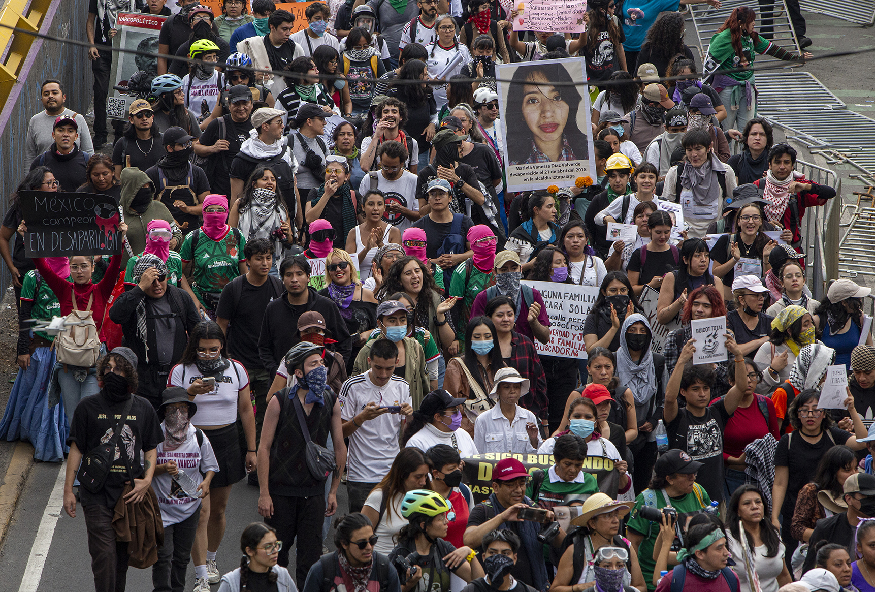 Madres buscadoras realizan un pase de lista frente al cerco policial en las inmediaciones del Estadio Azteca durante la inauguración del Mundial 2026. Foto: Somoselmedio