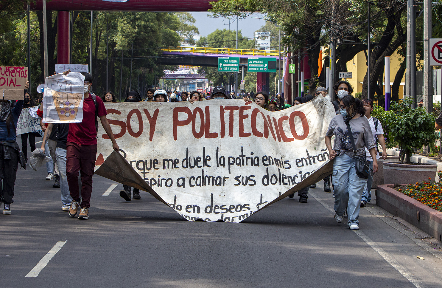 Madres buscadoras realizan un pase de lista frente al cerco policial en las inmediaciones del Estadio Azteca durante la inauguración del Mundial 2026. Foto: Somoselmedio