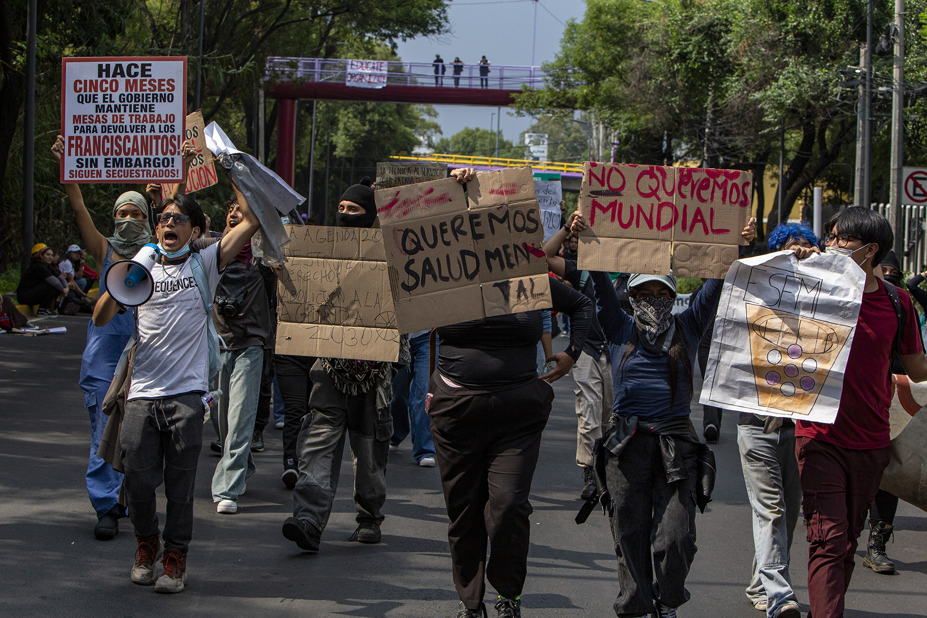 Madres buscadoras realizan un pase de lista frente al cerco policial en las inmediaciones del Estadio Azteca durante la inauguración del Mundial 2026. Foto: Somoselmedio