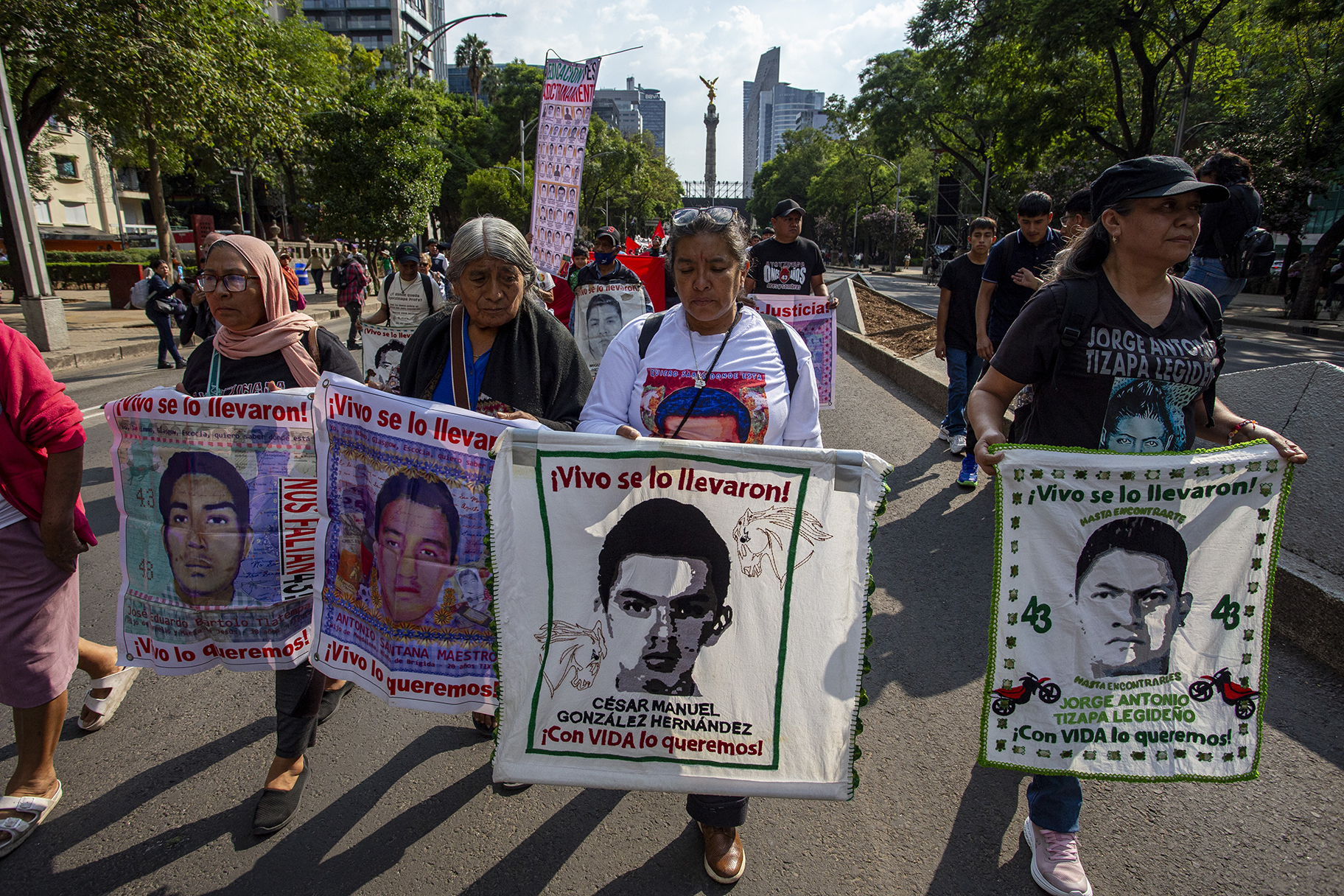 Ayotzinapa llega a CDMX pese al cerco: 141 jornadas globales sin paradero de los 43