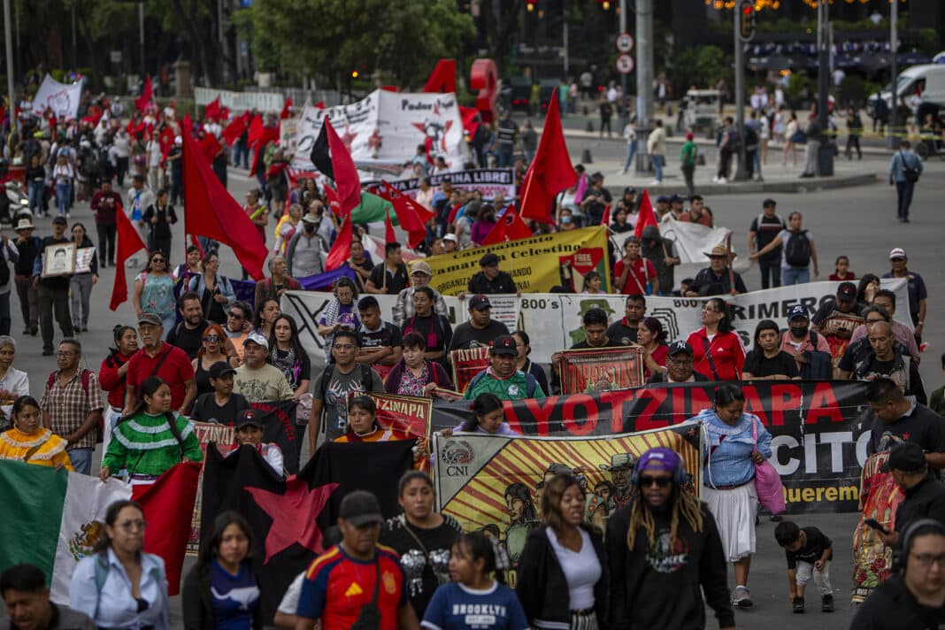Ayotzinapa llega a CDMX pese al cerco: 141 jornadas globales sin paradero de los 43