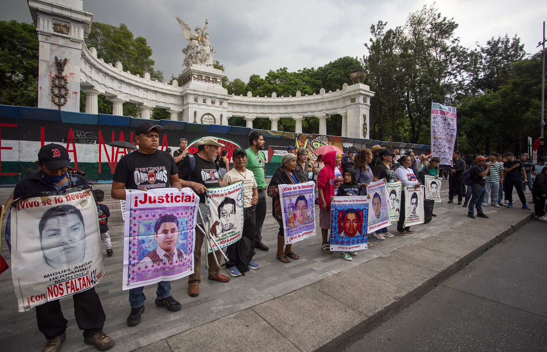 Ayotzinapa llega a CDMX pese al cerco: 141 jornadas globales sin paradero de los 43