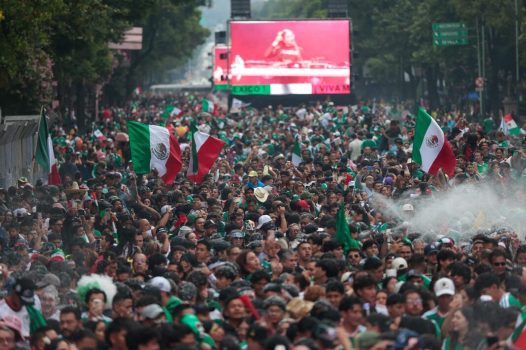 PREVIO REFORMA 1 Entre festejos y ausencias: la afición ocupa Reforma previo al México vs Ecuador