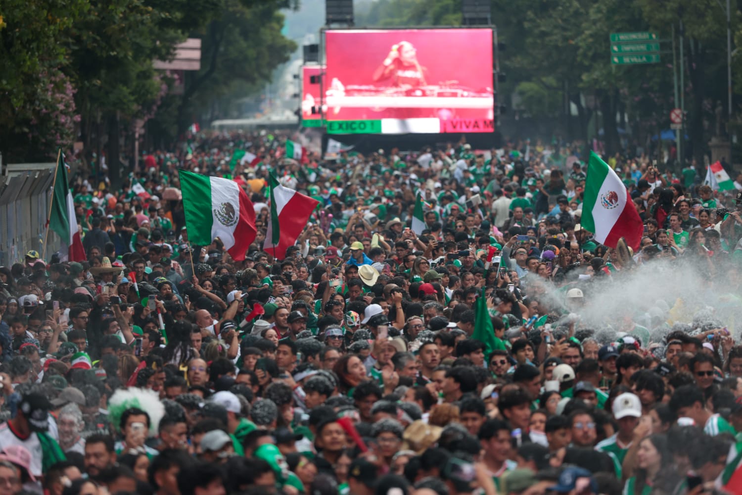 Entre festejos y ausencias: la afición ocupa Reforma previo al México vs Ecuador