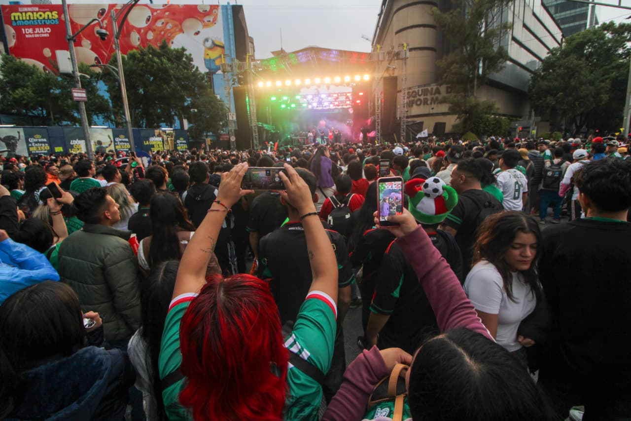 Entre festejos y ausencias: la afición ocupa Reforma previo al México vs Ecuador