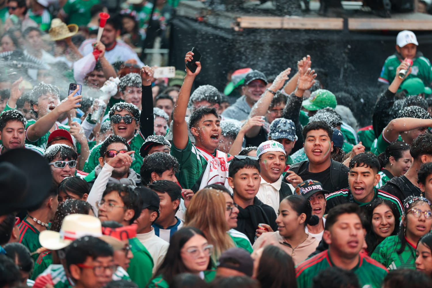 Entre festejos y ausencias: la afición ocupa Reforma previo al México vs Ecuador
