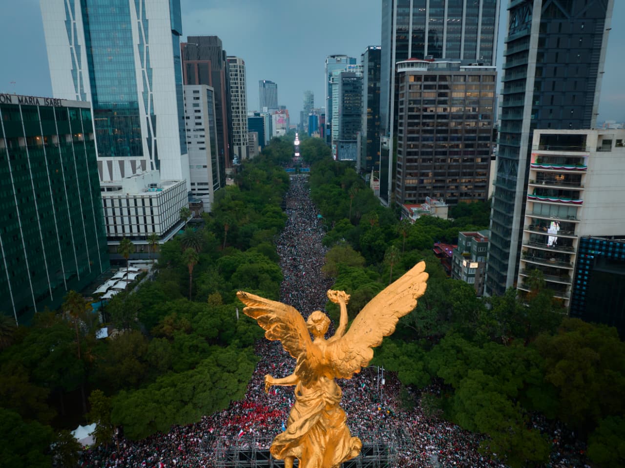 Entre festejos y ausencias: la afición ocupa Reforma previo al México vs Ecuador