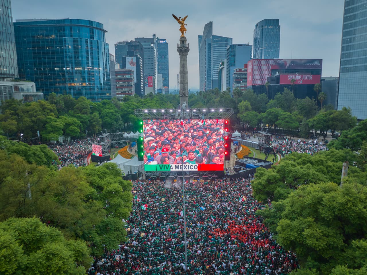 Entre festejos y ausencias: la afición ocupa Reforma previo al México vs Ecuador