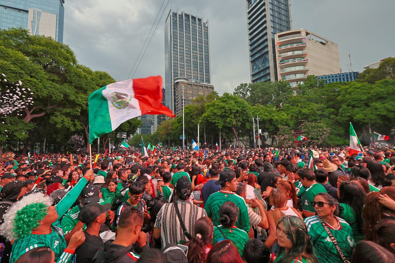 Entre festejos y ausencias: la afición ocupa Reforma previo al México vs Ecuador