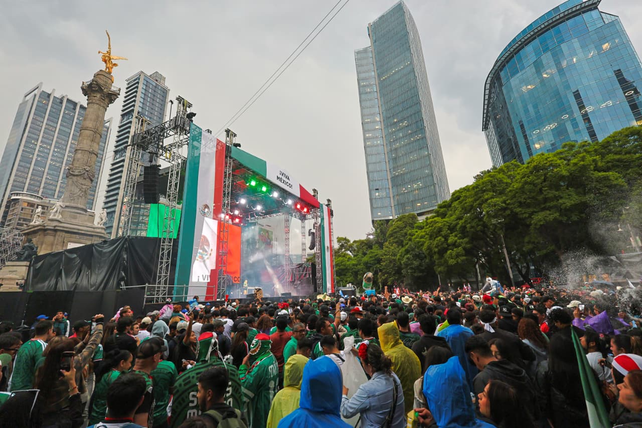 Entre festejos y ausencias: la afición ocupa Reforma previo al México vs Ecuador
