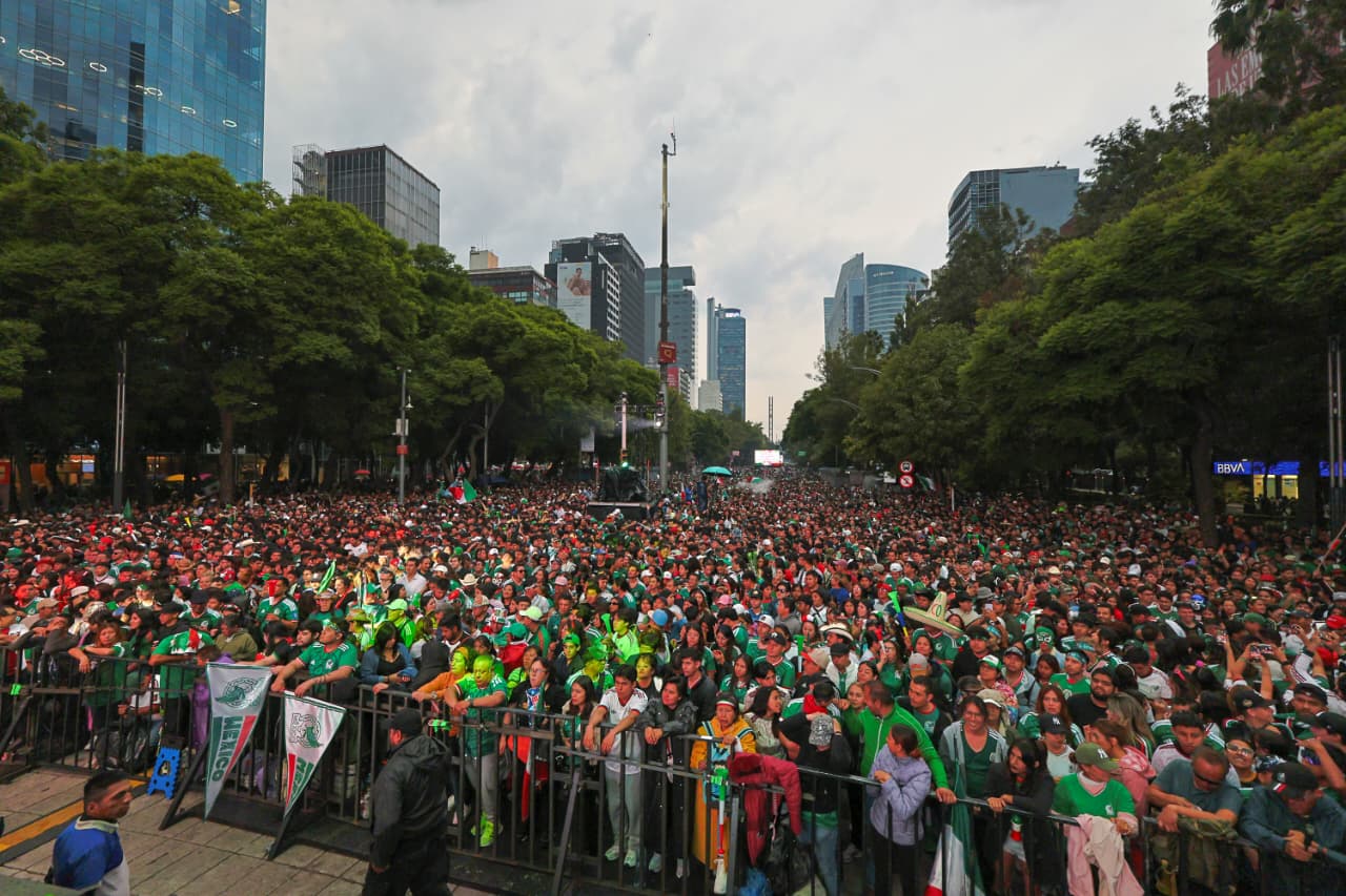 Entre festejos y ausencias: la afición ocupa Reforma previo al México vs Ecuador