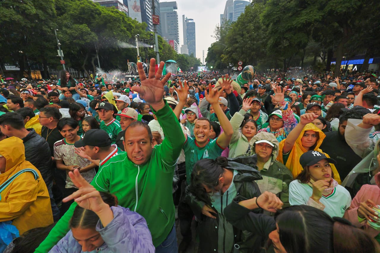 Entre festejos y ausencias: la afición ocupa Reforma previo al México vs Ecuador