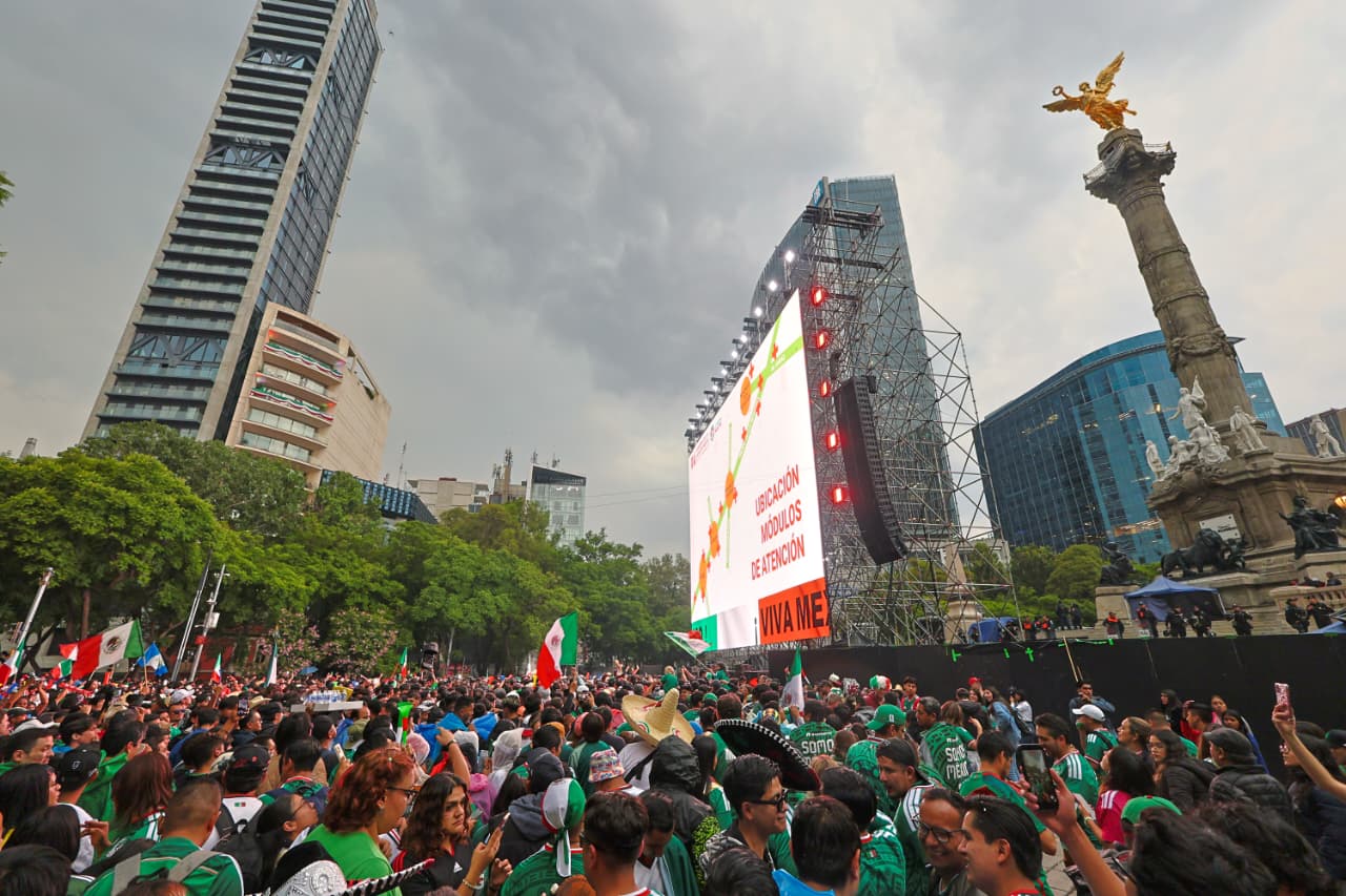 Entre festejos y ausencias: la afición ocupa Reforma previo al México vs Ecuador