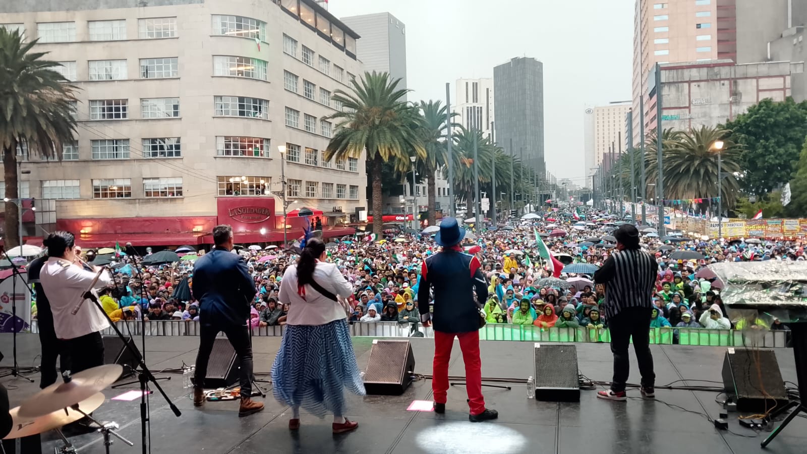 Entre festejos y ausencias: la afición ocupa Reforma previo al México vs Ecuador