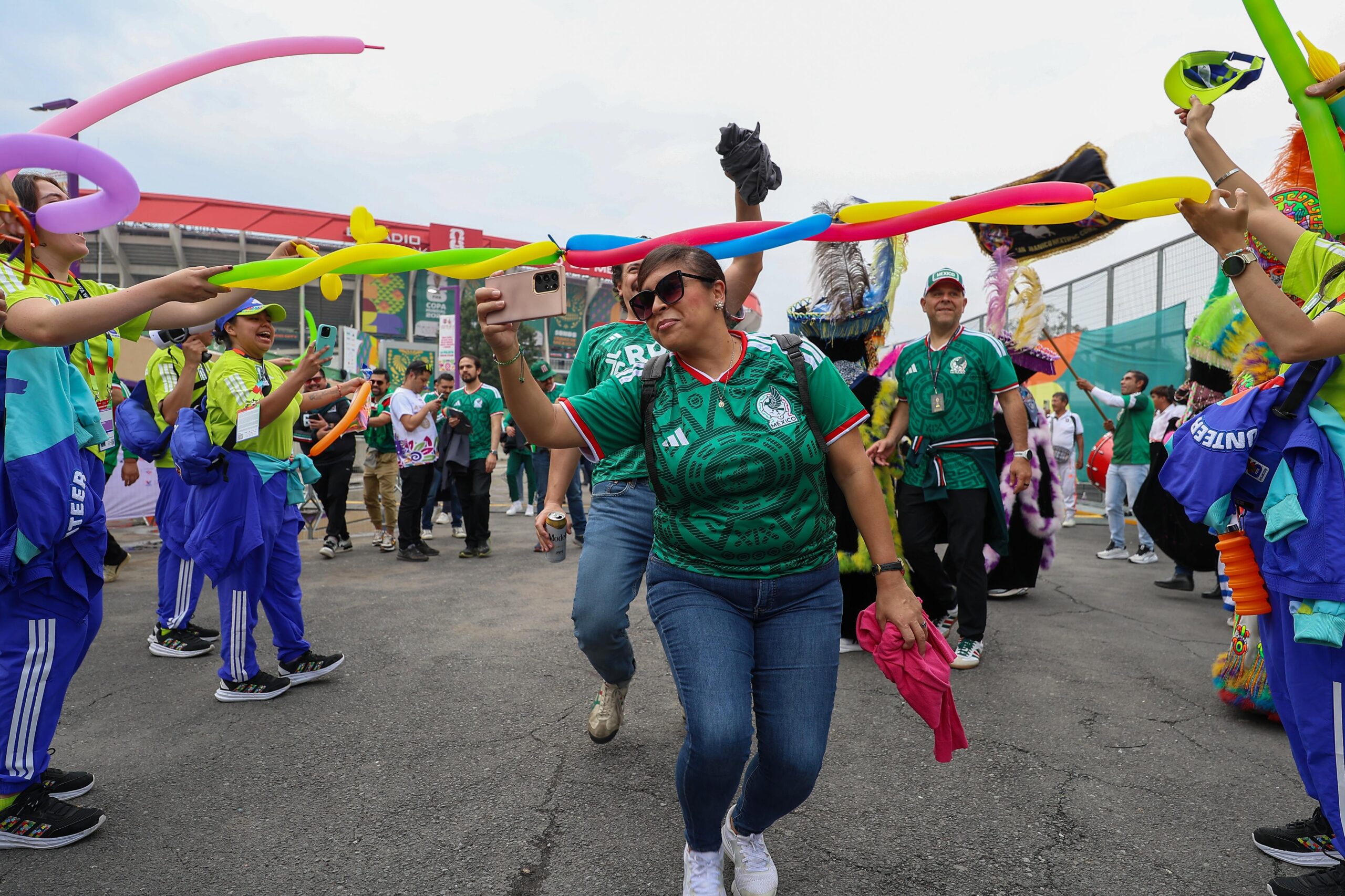 Entre festejos y ausencias: la afición ocupa Reforma previo al México vs Ecuador