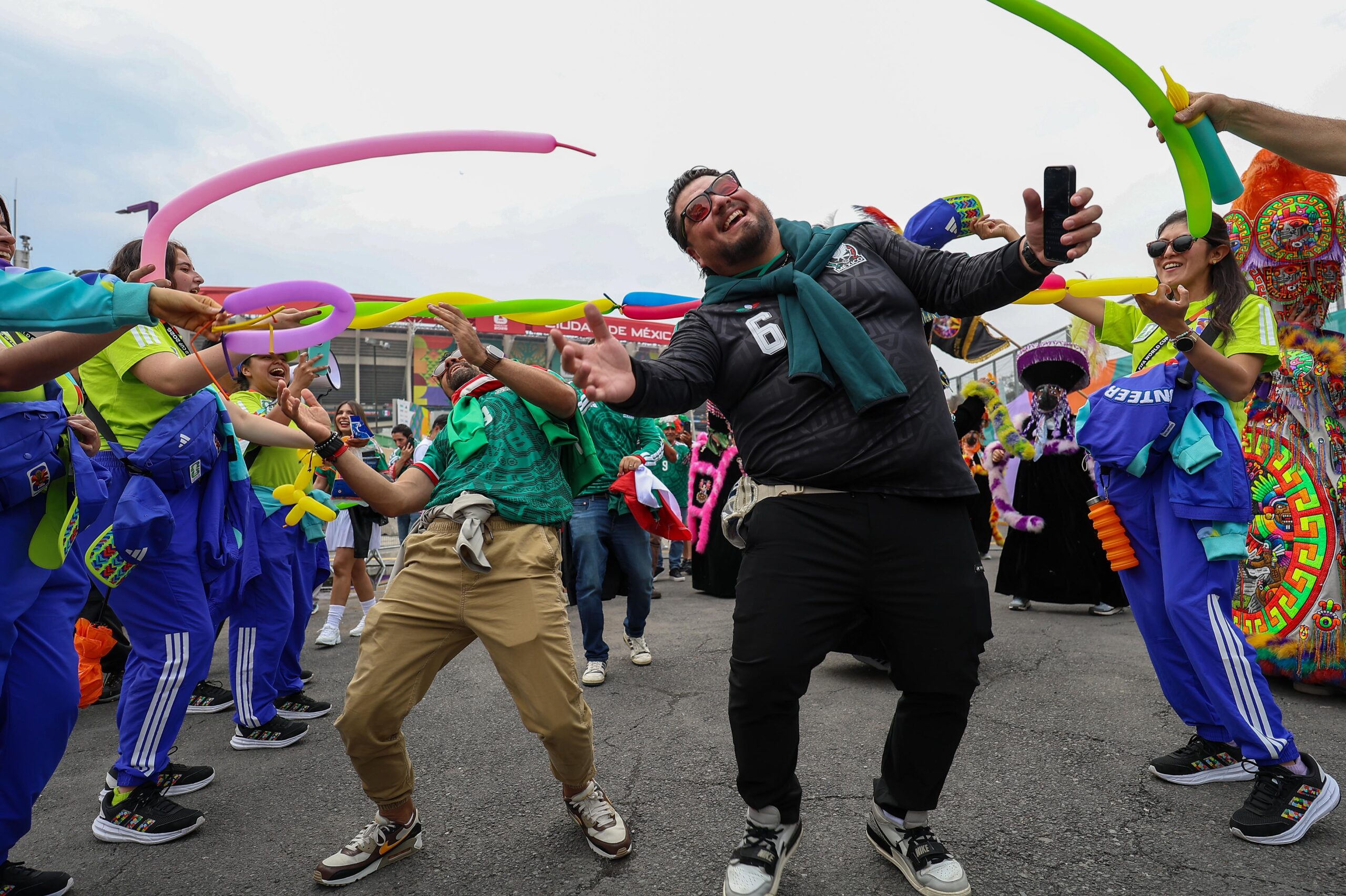 Entre festejos y ausencias: la afición ocupa Reforma previo al México vs Ecuador
