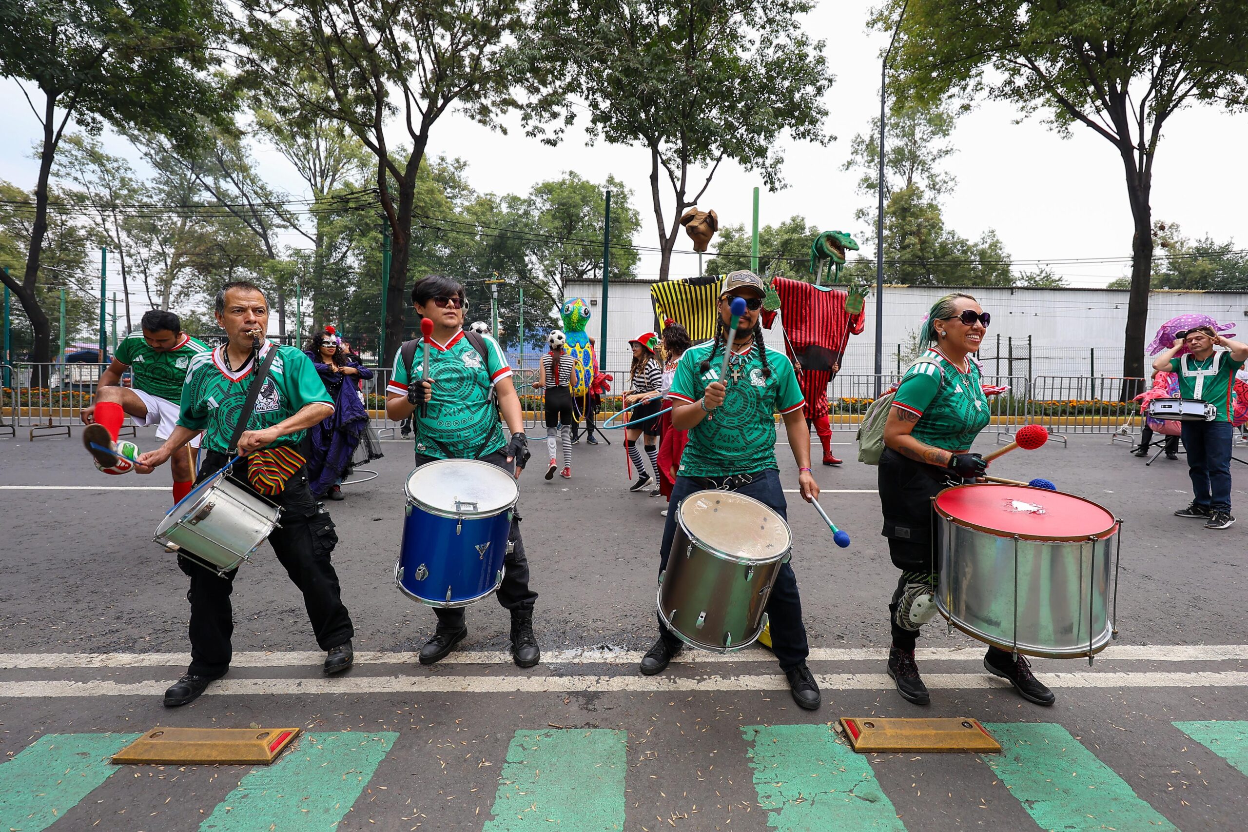 Entre festejos y ausencias: la afición ocupa Reforma previo al México vs Ecuador