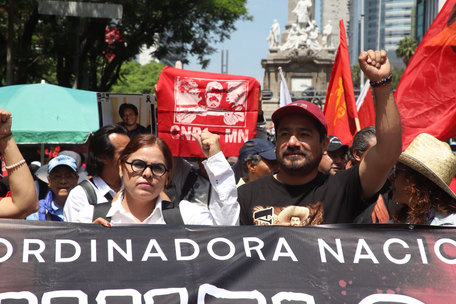 Policía capitalina reprime con petardos y balas de goma a la marcha de la CNTE en el Zócalo