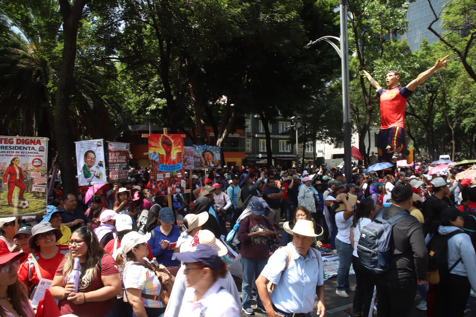 Policía capitalina reprime con petardos y balas de goma a la marcha de la CNTE en el Zócalo