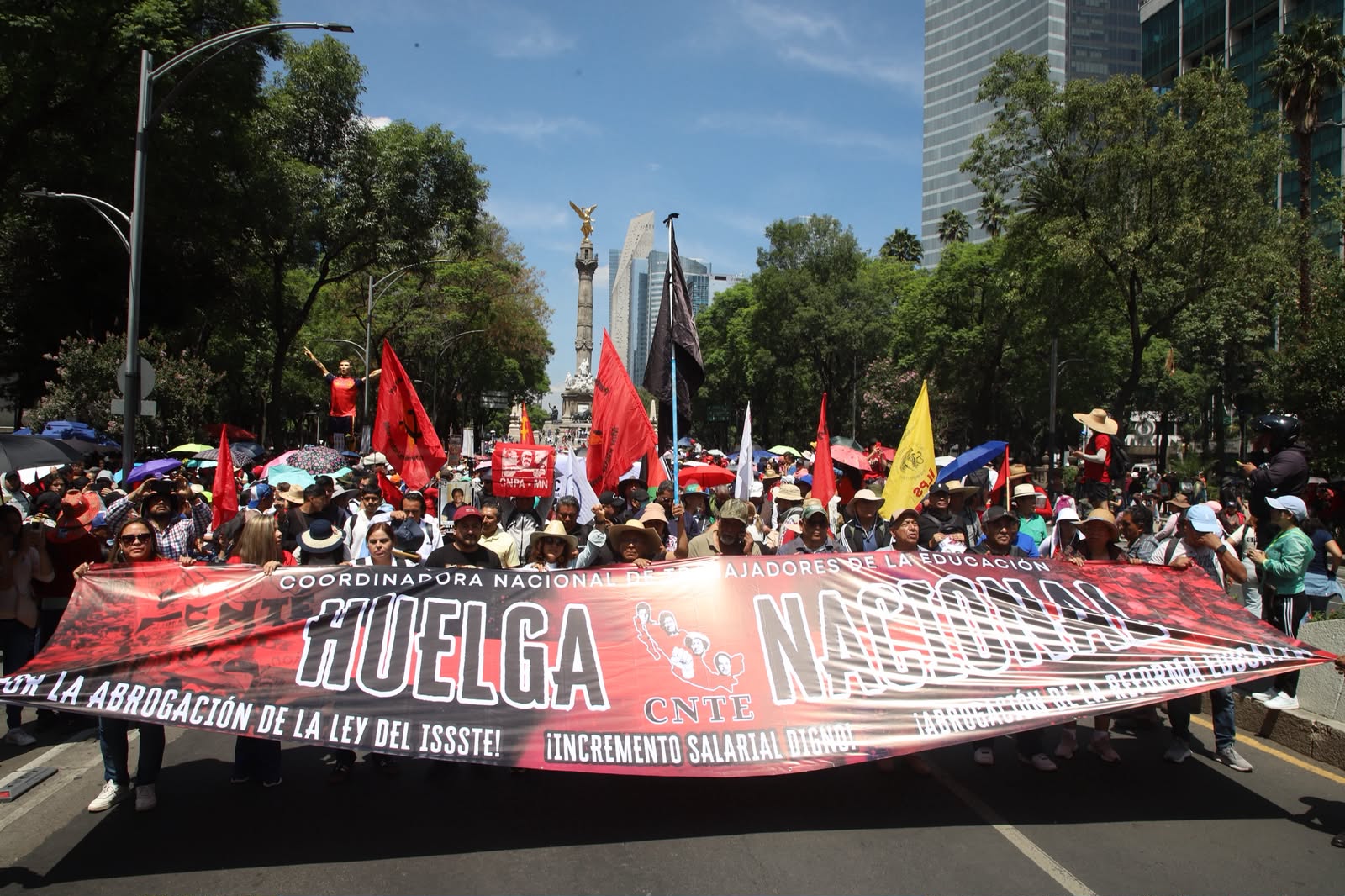 Policía capitalina reprime con petardos y balas de goma a la marcha de la CNTE en el Zócalo