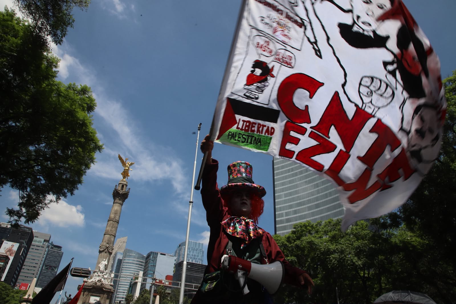 Policía capitalina reprime con petardos y balas de goma a la marcha de la CNTE en el Zócalo