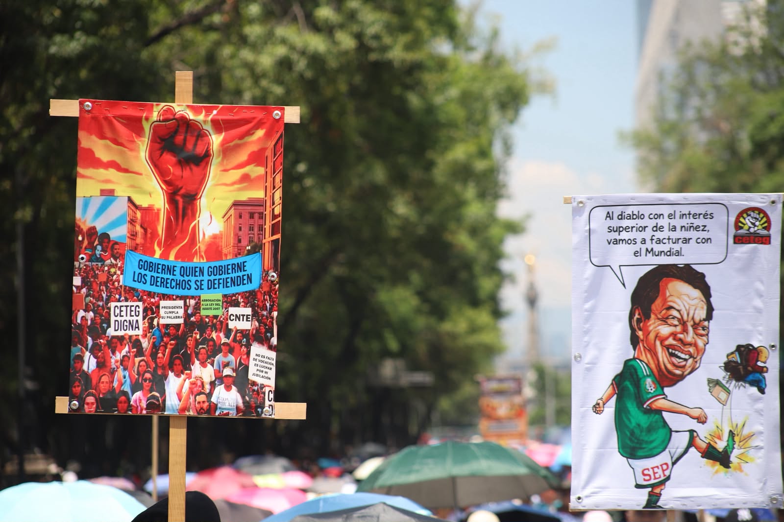 Policía capitalina reprime con petardos y balas de goma a la marcha de la CNTE en el Zócalo
