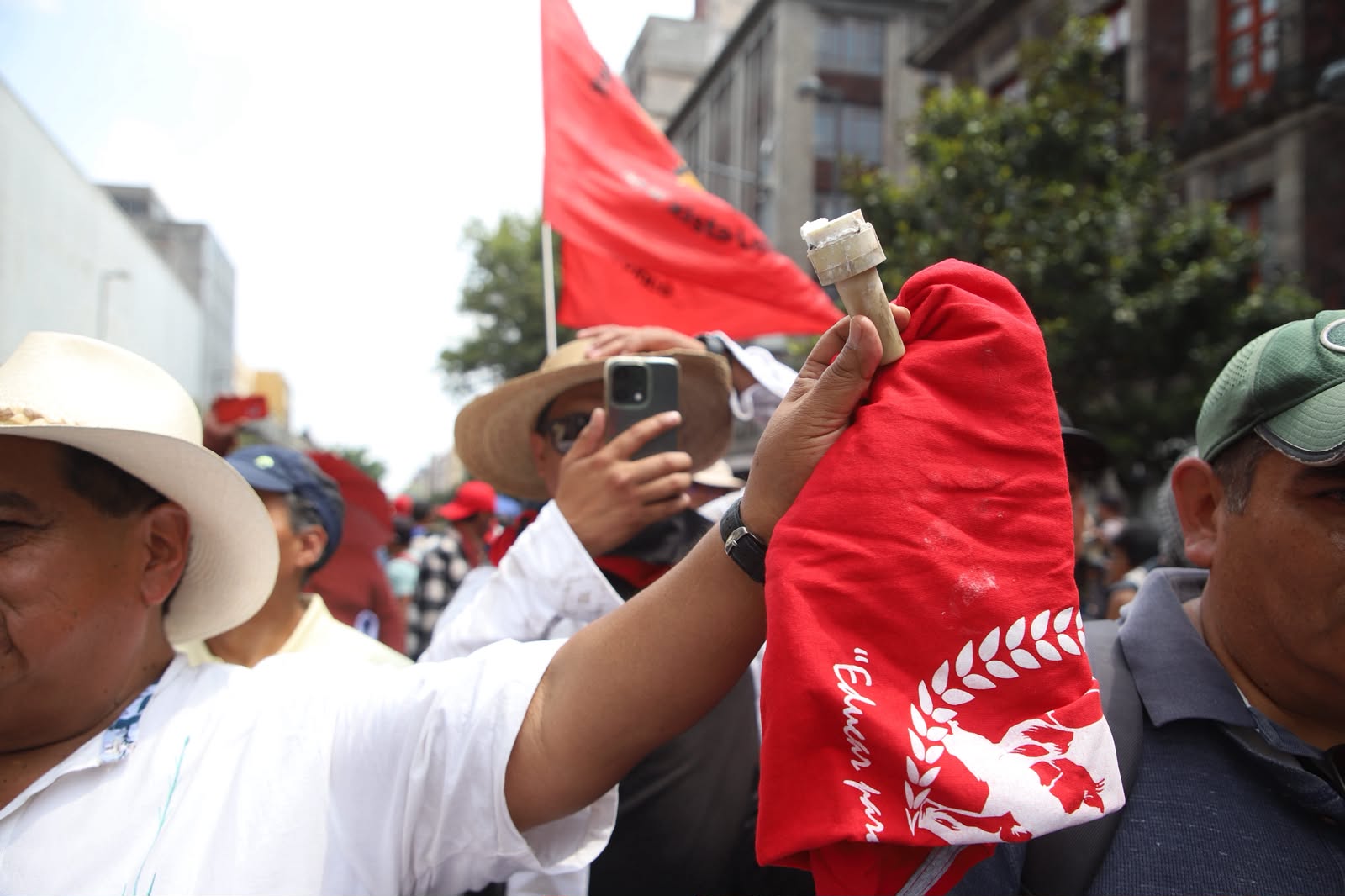 Policía capitalina reprime con petardos y balas de goma a la marcha de la CNTE en el Zócalo