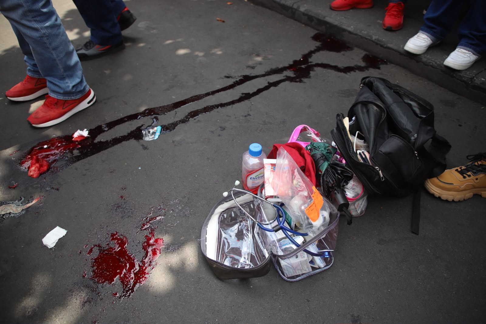 Policía capitalina reprime con petardos y balas de goma a la marcha de la CNTE en el Zócalo