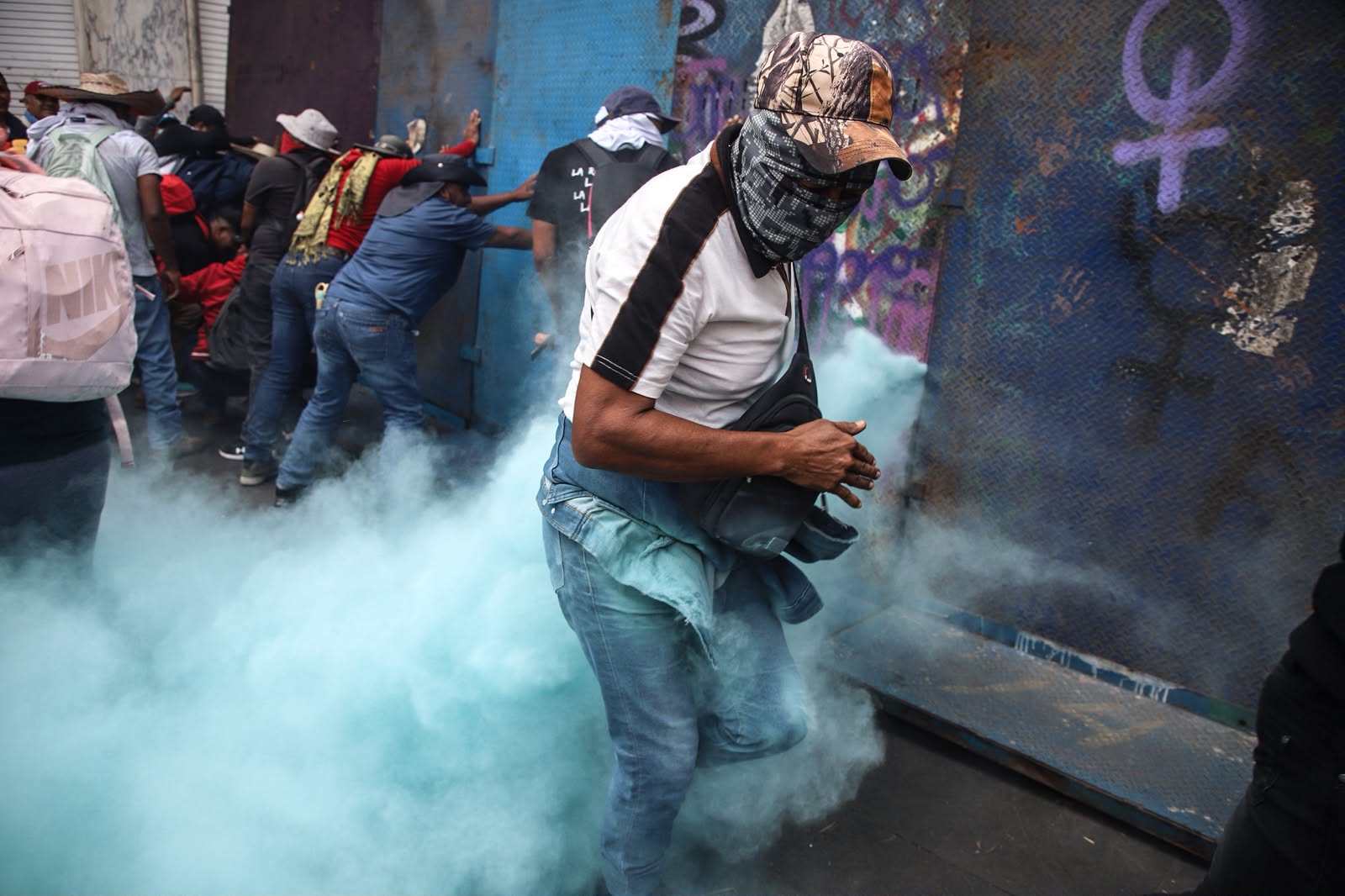 Policía capitalina reprime con petardos y balas de goma a la marcha de la CNTE en el Zócalo