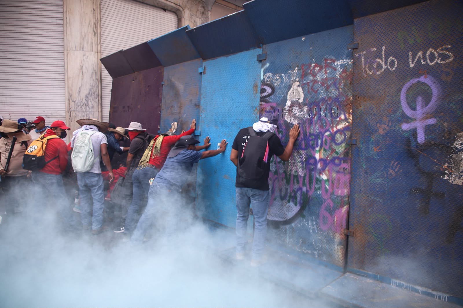 Policía capitalina reprime con petardos y balas de goma a la marcha de la CNTE en el Zócalo