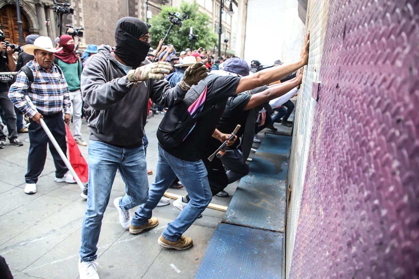 Policía capitalina reprime con petardos y balas de goma a la marcha de la CNTE en el Zócalo