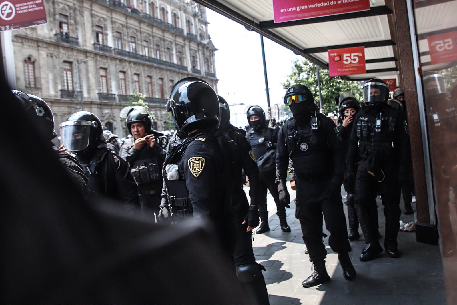 Policía capitalina reprime con petardos y balas de goma a la marcha de la CNTE en el Zócalo