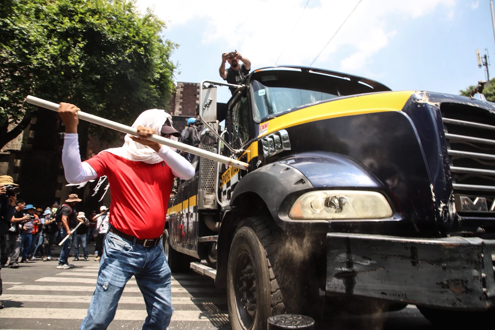 Policía capitalina reprime con petardos y balas de goma a la marcha de la CNTE en el Zócalo