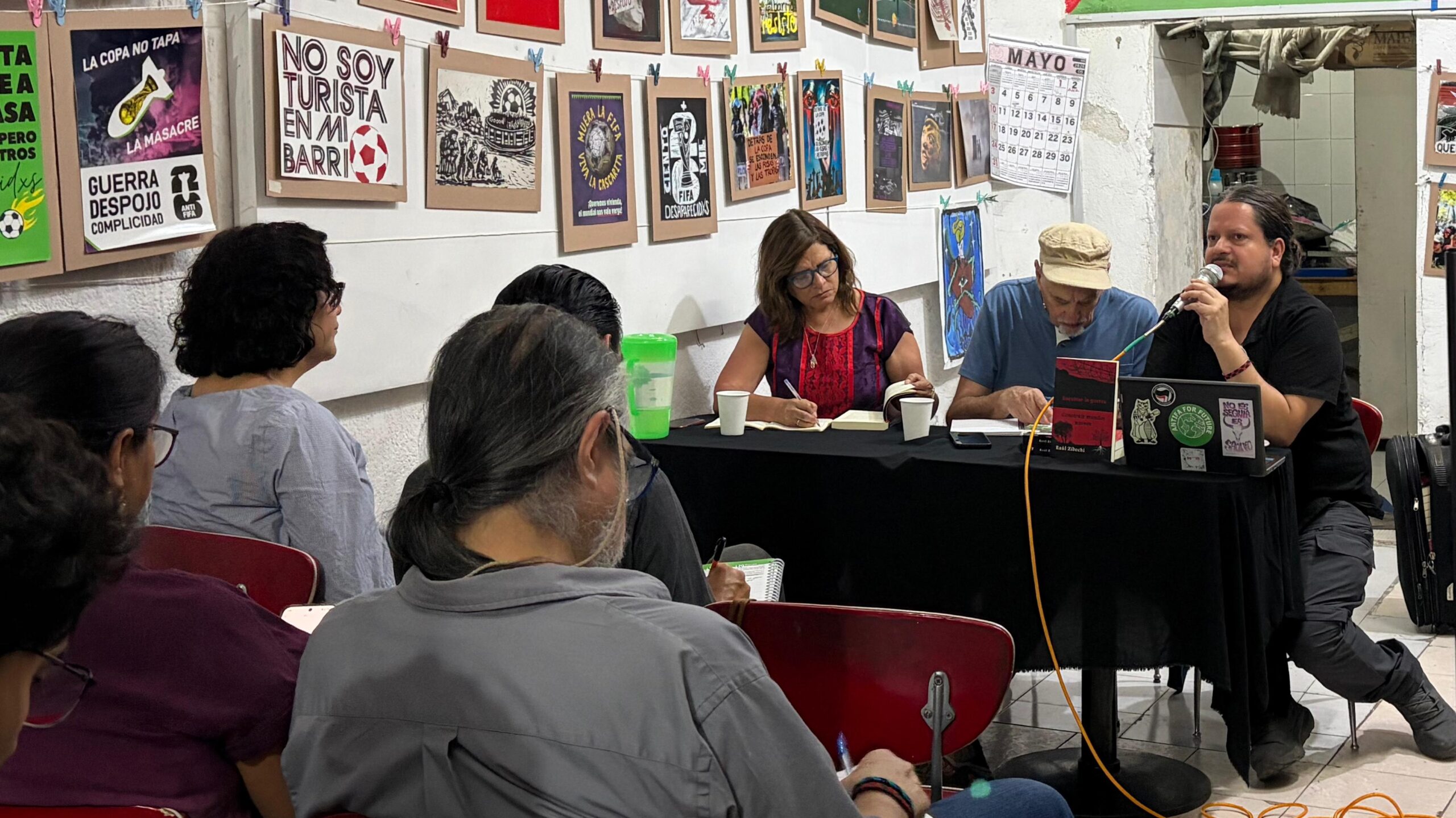 Raúl Zibechi presenta Esquivar la guerra y llama a fortalecer las luchas sociales frente a la crisis mundial