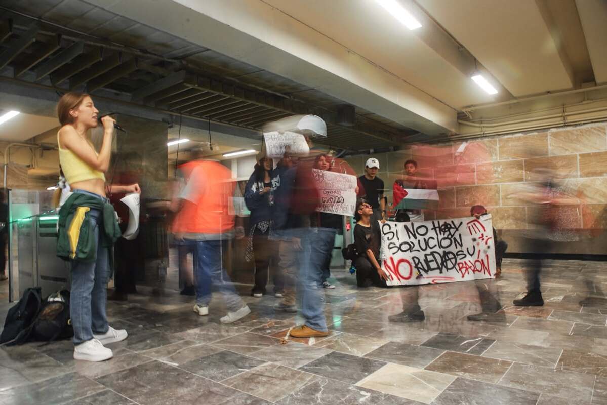 Trabajadoras sexuales trans y activistas convierten el Metro Hidalgo en "metro popular" contra el desplazamiento por obras del Mundial