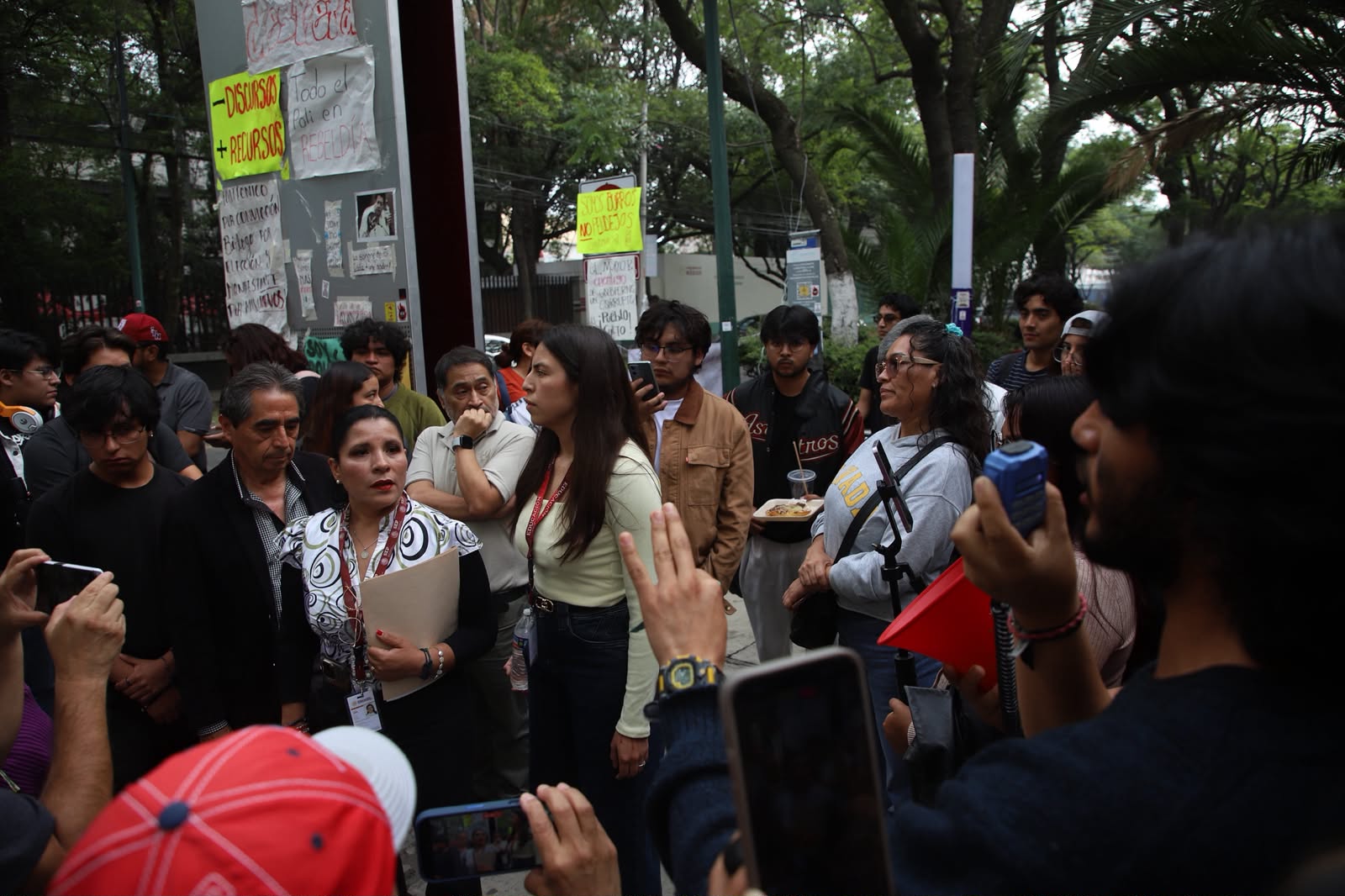 Estudiantes del IPN durante movilización por su pliego petitorio
