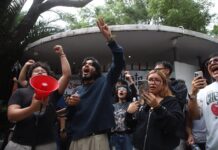 Estudiantes del IPN rechazan respuesta oficial y exigen funcionarios con capacidad de decisión Estudiantes del IPN durante movilización por su pliego petitorio