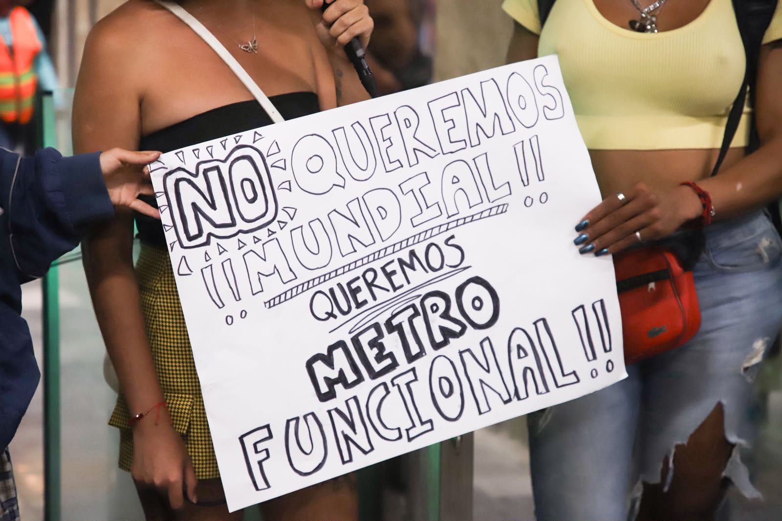 Trabajadoras sexuales trans y activistas convierten el Metro Hidalgo en "metro popular" contra el desplazamiento por obras del Mundial