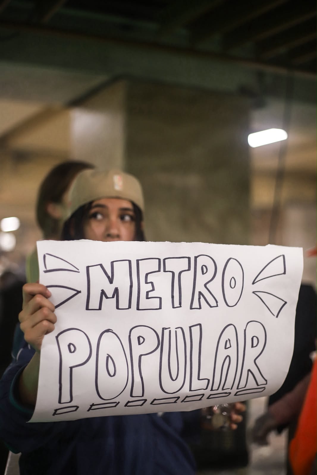 Trabajadoras sexuales trans y activistas convierten el Metro Hidalgo en "metro popular" contra el desplazamiento por obras del Mundial