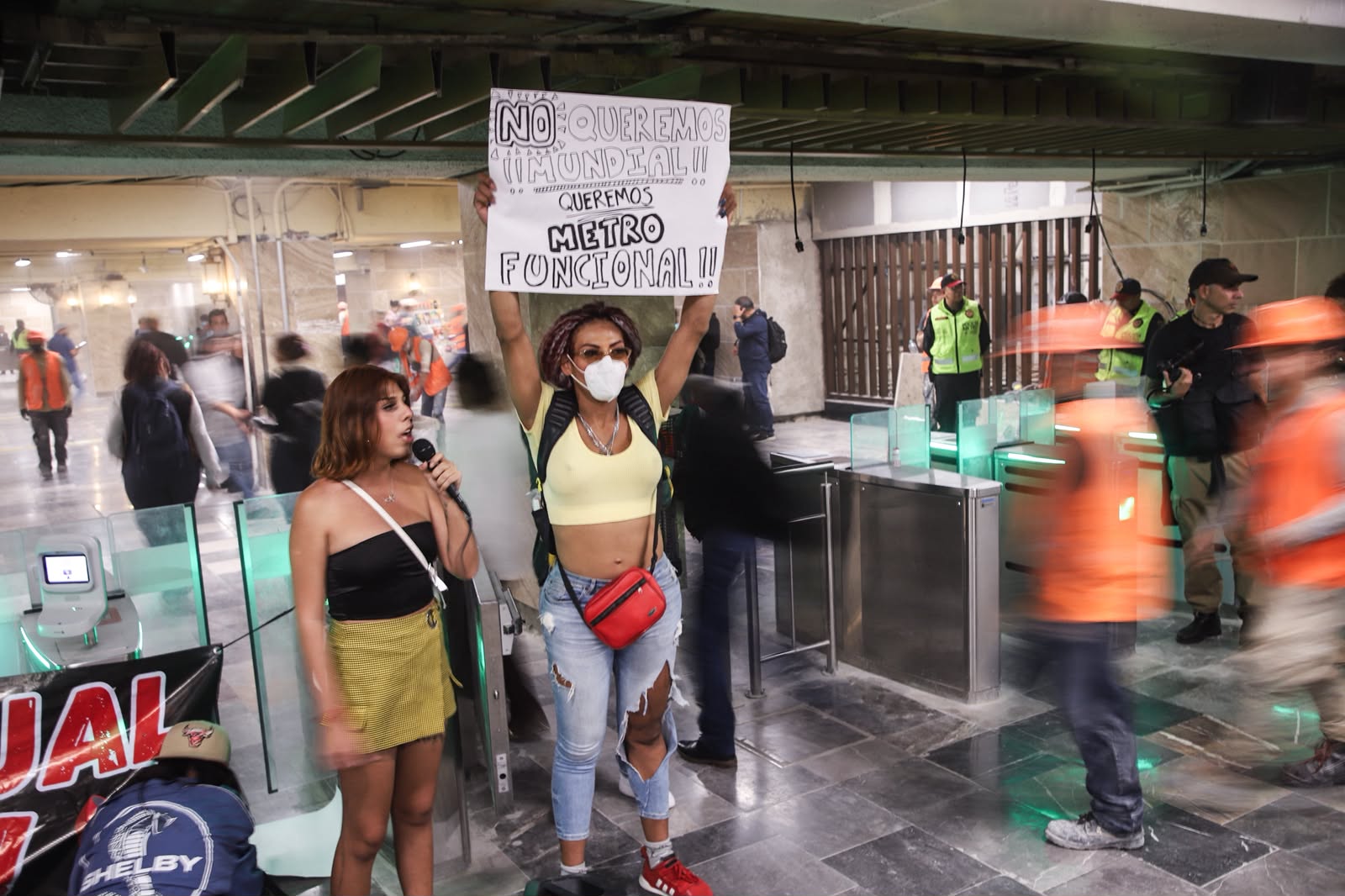 Trabajadoras sexuales trans y activistas convierten el Metro Hidalgo en "metro popular" contra el desplazamiento por obras del Mundial